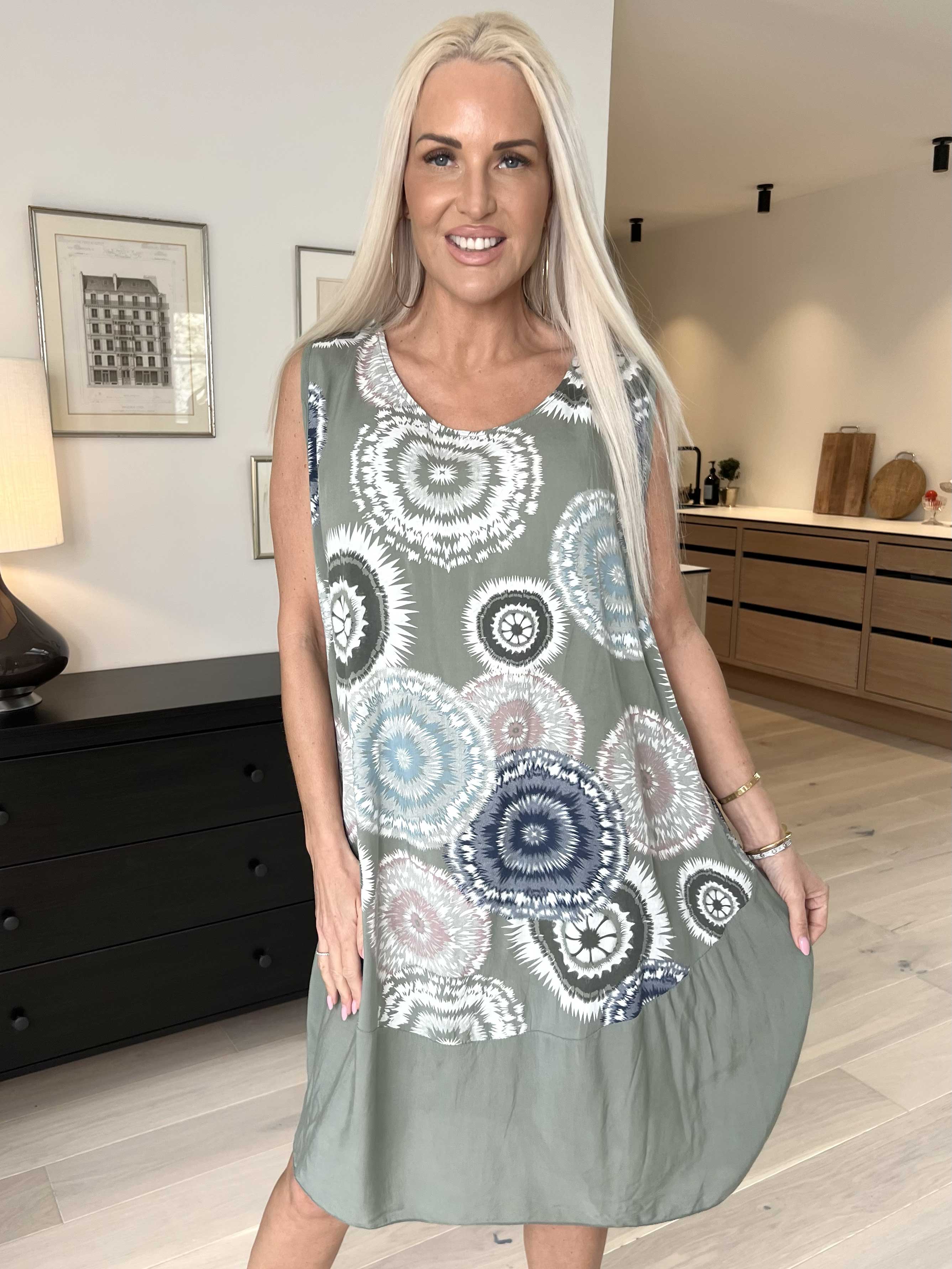 Valerie - Sommerkjole i let viskose stof med brede stropper